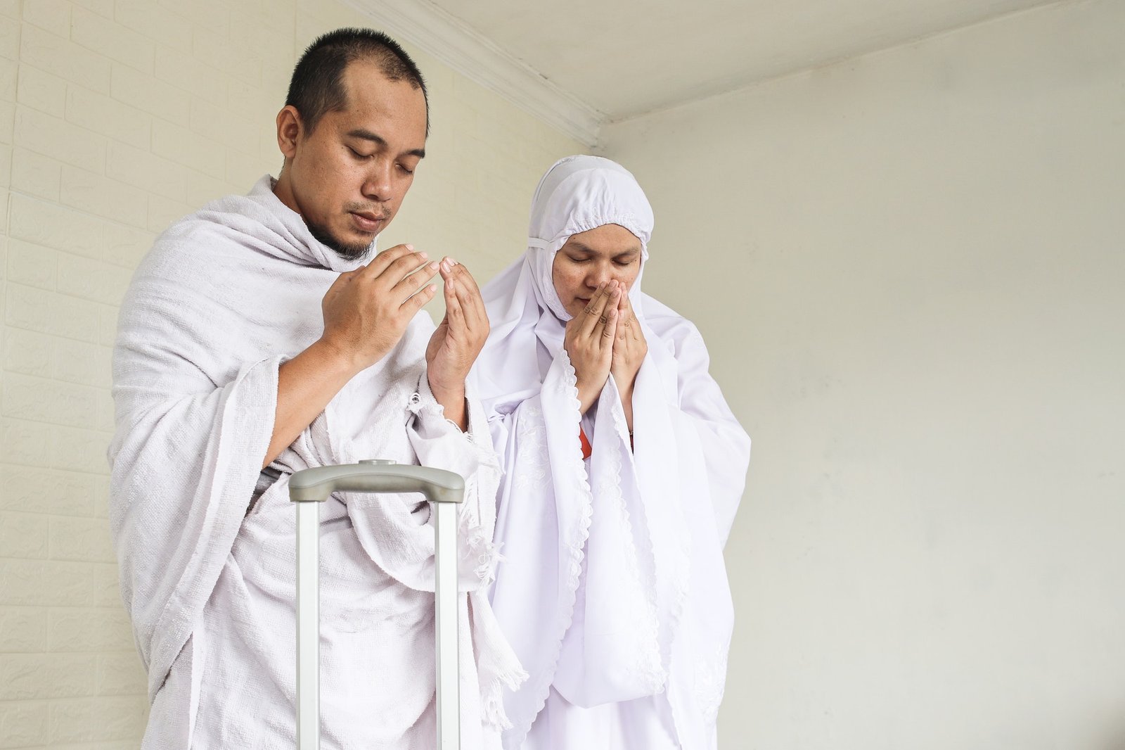 muslim-couple-praying-before-umrah-or-hajj-2.jpg